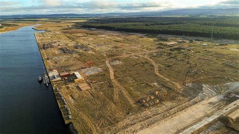 UK's largest brownfield port in redevelopment plan - BBC News