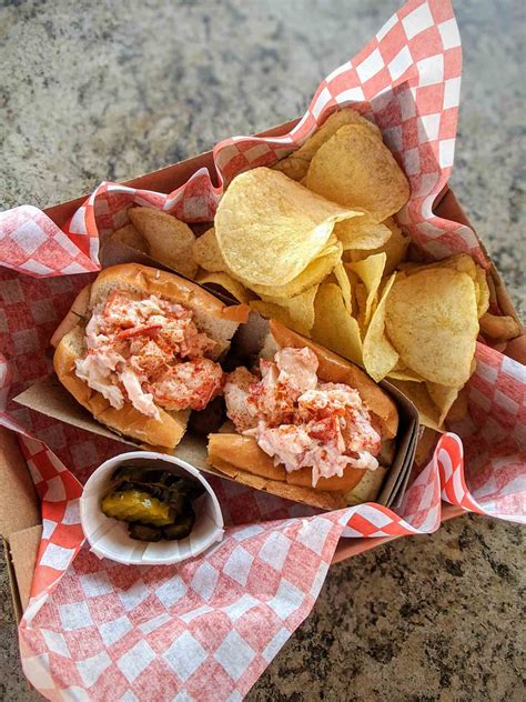 15 Best PEI Restaurants (Where to Eat Lobster in PEI and Oysters)