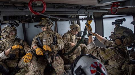 Coast Guardsmen from Maritime Security Response Team (MSRT) West ...