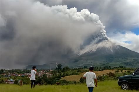 Indonesia's Sinabung volcano erupts