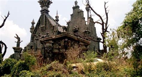 Tim Burton’s Buffoonery | Edward scissorhands, Spooky house, Creepy houses