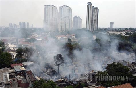 Drone Kebakaran Pemukiman Padat Penduduk di Simprug, Foto 1 #1935331 - Tribunnews.com