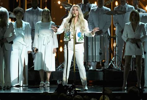 Kesha gave a powerful Grammy performance of “Praying” | The FADER