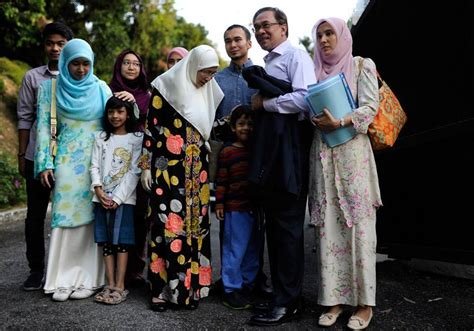 Anwar Ibrahim Family Photo : Selamat Hari Raya Aidil Fitri dan Selamat Merdeka DS Anwar ...