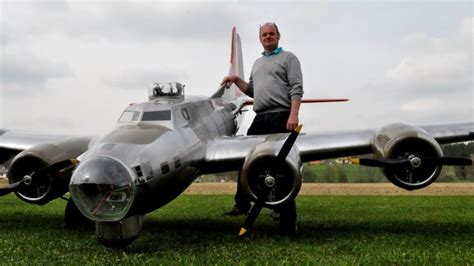 19 Ft. B-17 RC Plane Has Some Mid-Flight Trouble - World War Wings