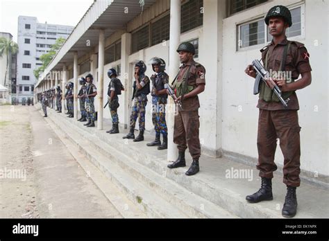 Dhaka, Bangladesh. 5th Apr, 2015. Border Guard Bangladesh (BGB) personnels stand guard at the ...