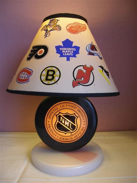 HOCKEY PUCK TABLE LAMP W SHADE 28 TEAMS 1999 NHL SPORTSCAST #OFFICIALLICENSEDPRODUCT #ALL28 45 ...