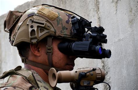 U.S. Army tests new Enhanced Night Vision Goggle-Binoculars | Pakistan Defence