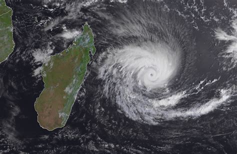 Batsirai Cyclone Heading for Mauritius; Beaches and Airport Shut - Bloomberg