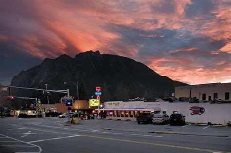 Photo Gallery • Mt Si Sunrise Twedes in Foreground