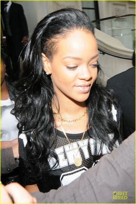 Proud to show off her forehead | Beauty, Rihanna, Rih