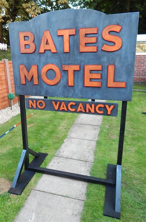 Bates Motel sign by Twisted Endeavours Halloween Yard Props, Simple Halloween Decor, Halloween ...