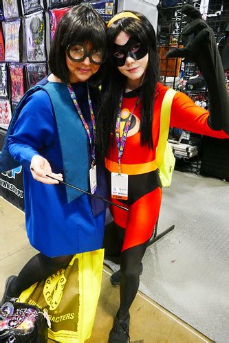 Edna Mode and Violet The Incredibles | Taken at AwesomeCon W… | Flickr