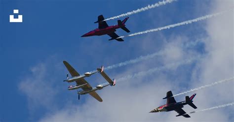 Airplanes flying in formation photo – Free Zeltweg Image on Unsplash