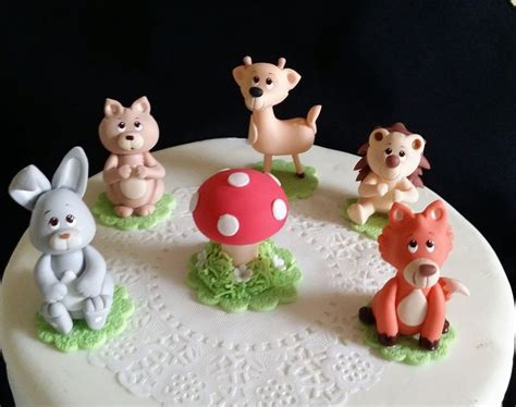 there are many small animals on top of the cake