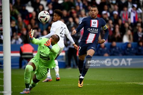 Rennes' French goalkeeper Steve Mandanda makes a save as Paris... News Photo - Getty Images