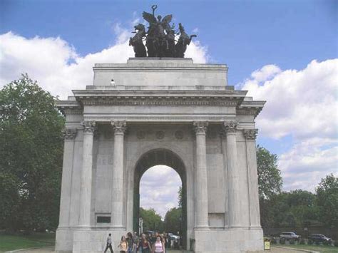 Wellington Arch: Historic London in June, A travel guide for the independent traveler