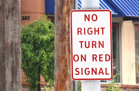 Right turn on red: when and when not to? | Autodeal