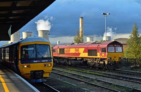 Didcot Parkway Scene. | 165110 waits in the platform with a … | Flickr