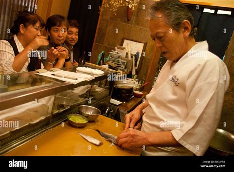 Sushi chef in sushi seafood restaurant, Tokyo, Japan Stock Photo - Alamy