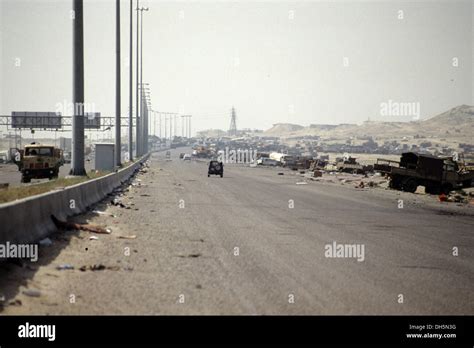 The aftermath of the 1991 Gulf War in Kuwait : the death highway, Mutla ridge Stock Photo - Alamy