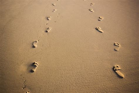 Footprints in The Sand (Spiritual Short Story) – God is Always With You