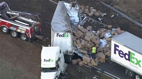 Video FedEx Truck Crash a Nightmare for Holiday Packages - ABC News