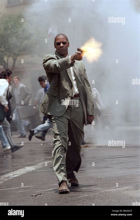 Man on fire 2004 denzel washington hi-res stock photography and images ...