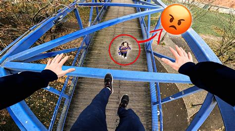 ESCAPING ANGRY MOM (Epic Parkour Chase in Paris) Acordes - Chordify