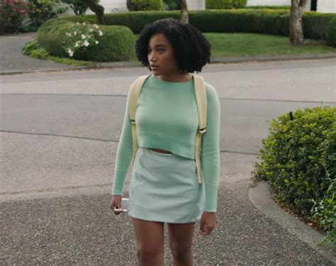 Cropped sweater Amandla Stenberg in Everything, Everything (2017)