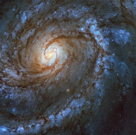 Hubble Captures Striking New Image of Grand Design Spiral Galaxy ...