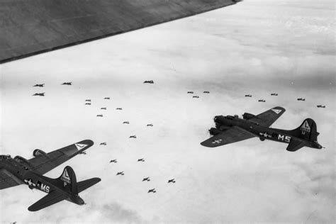 B-17 Flying Fortress Formation 381 bomb group 535 bomb squadron | World War Photos