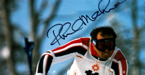 US-Skilegende Phil Mahre signiert ein Foto von seinem Olympiasieg