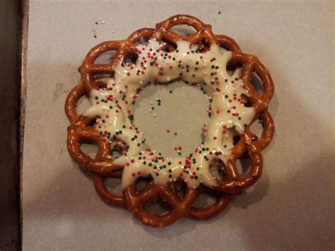 pretzel wreath - Google Search | Christmas desserts easy, Christmas pretzels, Christmas treats