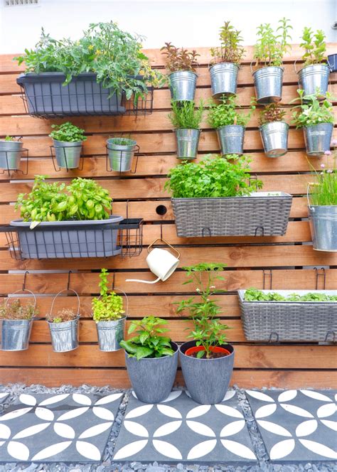 DIY Garden Herb Wall - That's so Gemma