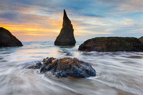 Bandon - Bandon Beach . La Costa de Oregon tiene una cantidad de playas llenas de piedras enorme ...