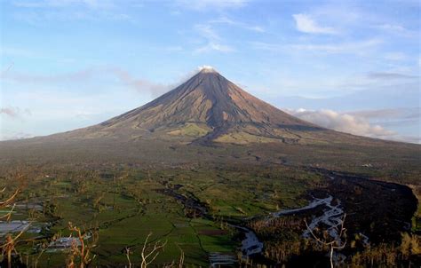 10 Famous Mountains in the Philippines (2022)