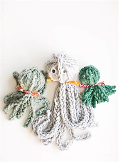 FINGER KNIT OCTOPUS + REVIEW OF KNITTING WITHOUT NEEDLES BOOK