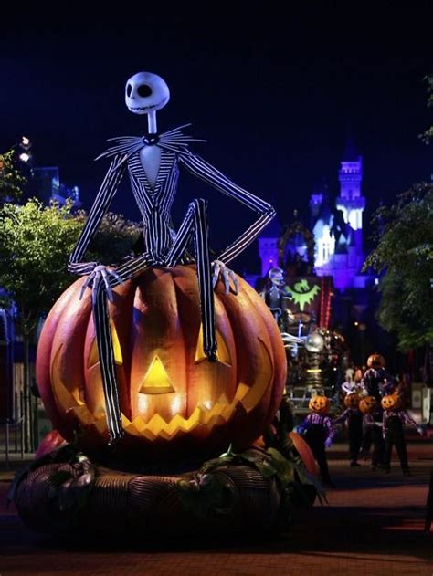 Jack Skellington, Walt Disney World. Love it, I can haz one? ;) Scale it down to fit on my desk ...