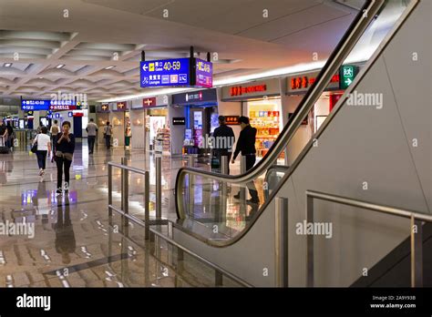 Hong kong airport departures hi-res stock photography and images - Alamy