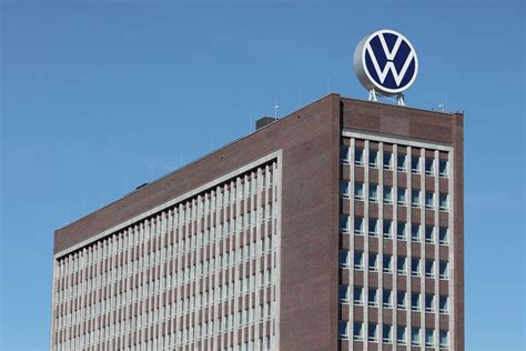 A Detailed Look At The Volkswagen Wolfsburg Plant: World's Largest Car ...