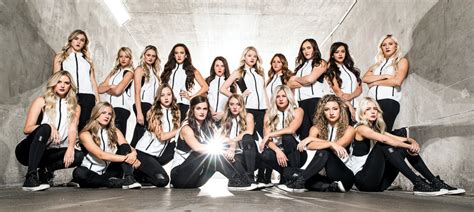 dance team studio photo | Dance picture poses, Dance photography poses, Dance photo shoot