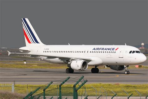 Video: Air France Airbus A320 aborts landing 3 times at Manchester Airport