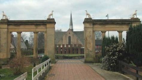 Wrexham makeover for Acton's 'four dogs' gate landmark - BBC News