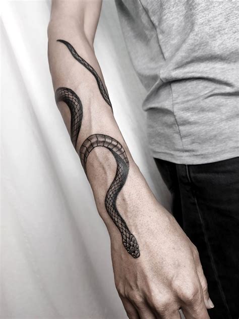 Snake tattoo on forearm | Tatuaggi uomo piccoli, Tatuaggi dell'avambraccio, Idee per tatuaggi