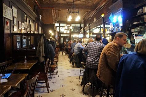 Discover one of the oldest bars of New York City: Old Town Bar