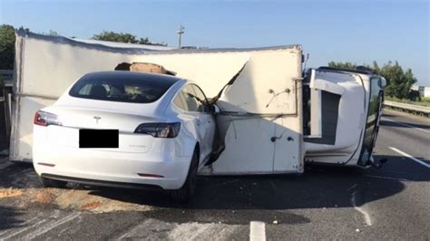 Tesla autopilot fails to avoid overturned truck, crashes despite brakes ...