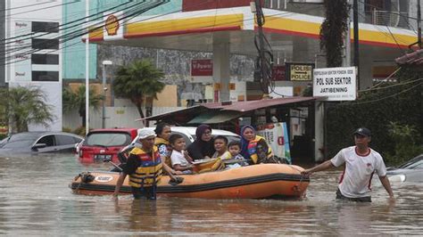 9 dead, thousands caught in flooding in Indonesia’s capital - The Hindu