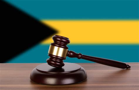 Wooden gavel and flag of Bahamas - Creative Commons Bilder