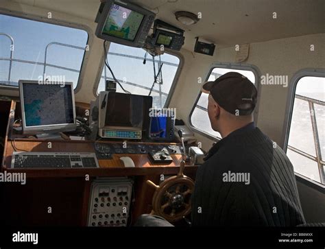 Timonier sur commande bridge avec instruments de navigation mer de Kattegat Scandinavie Photo ...